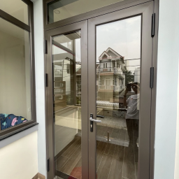 Công trình cửa nhôm Deluxe Casa tại Quận 9 với phụ kiện HTA cao cấp