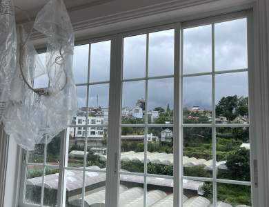 Nhôm Xingfa Màu Trắng – Kính Hộp | Vila Chị Diễm Đà Lạt