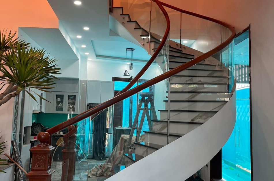 Cầu Thang Kính Cường Lực