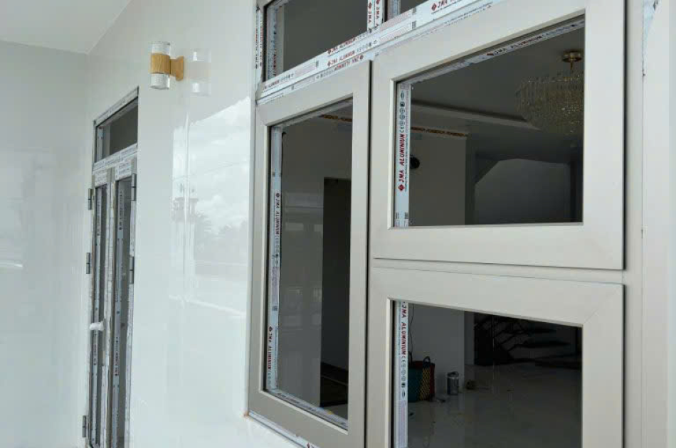 Cửa Sổ Mở Quay Anode 1–4 Cánh: Cấu Tạo & Giá