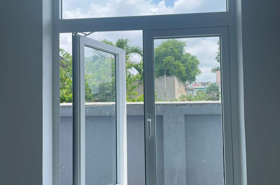 Cửa sổ mở quay Topal Slima hoàn thiện