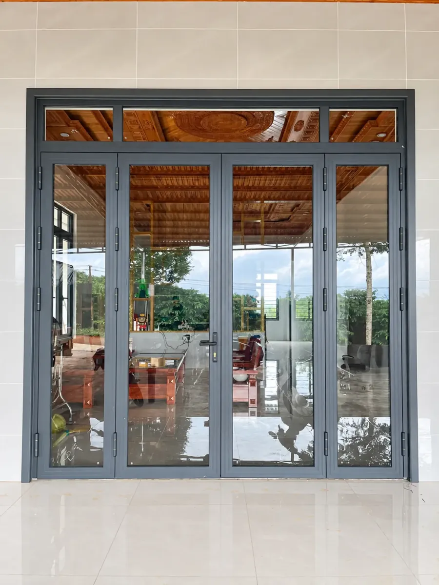 Cửa đi Xingfa 4 cánh tại Thủ Đức Công trình cửa nhôm Xingfa Thủ Đức màu ghi xám với cửa đi 4 cánh và ô kính phía trên