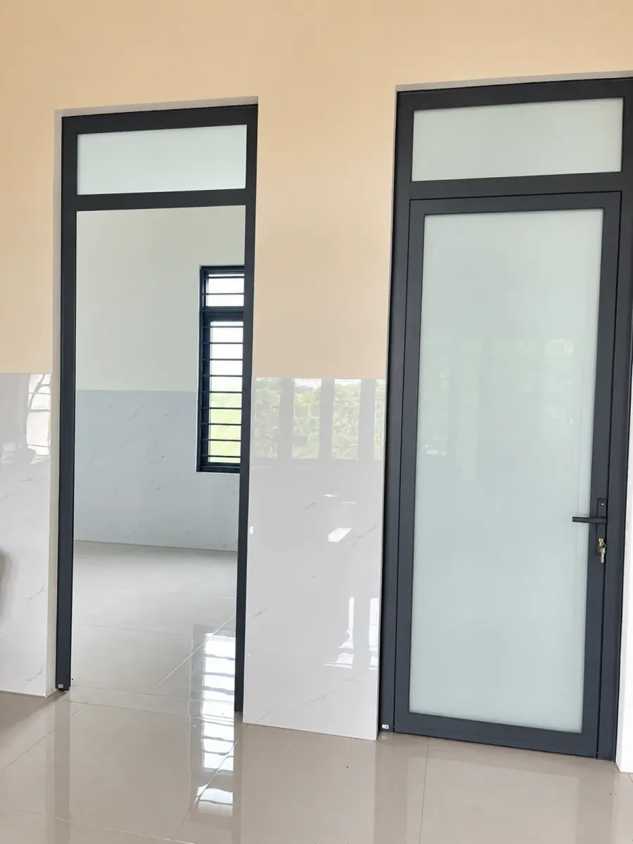 Cửa nhôm kính mờ 1 cánh Thủ Đức Cửa nhôm kính mờ 1 cánh màu ghi xám lắp đặt bên trong công trình Thủ Đức