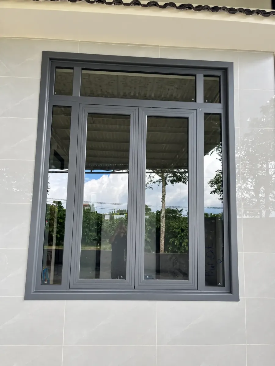 Cửa sổ Xingfa 2 cánh mở quay Thủ Đức Cửa sổ nhôm Xingfa 2 cánh mở quay kết hợp vách kính cố định tại công trình Thủ Đức