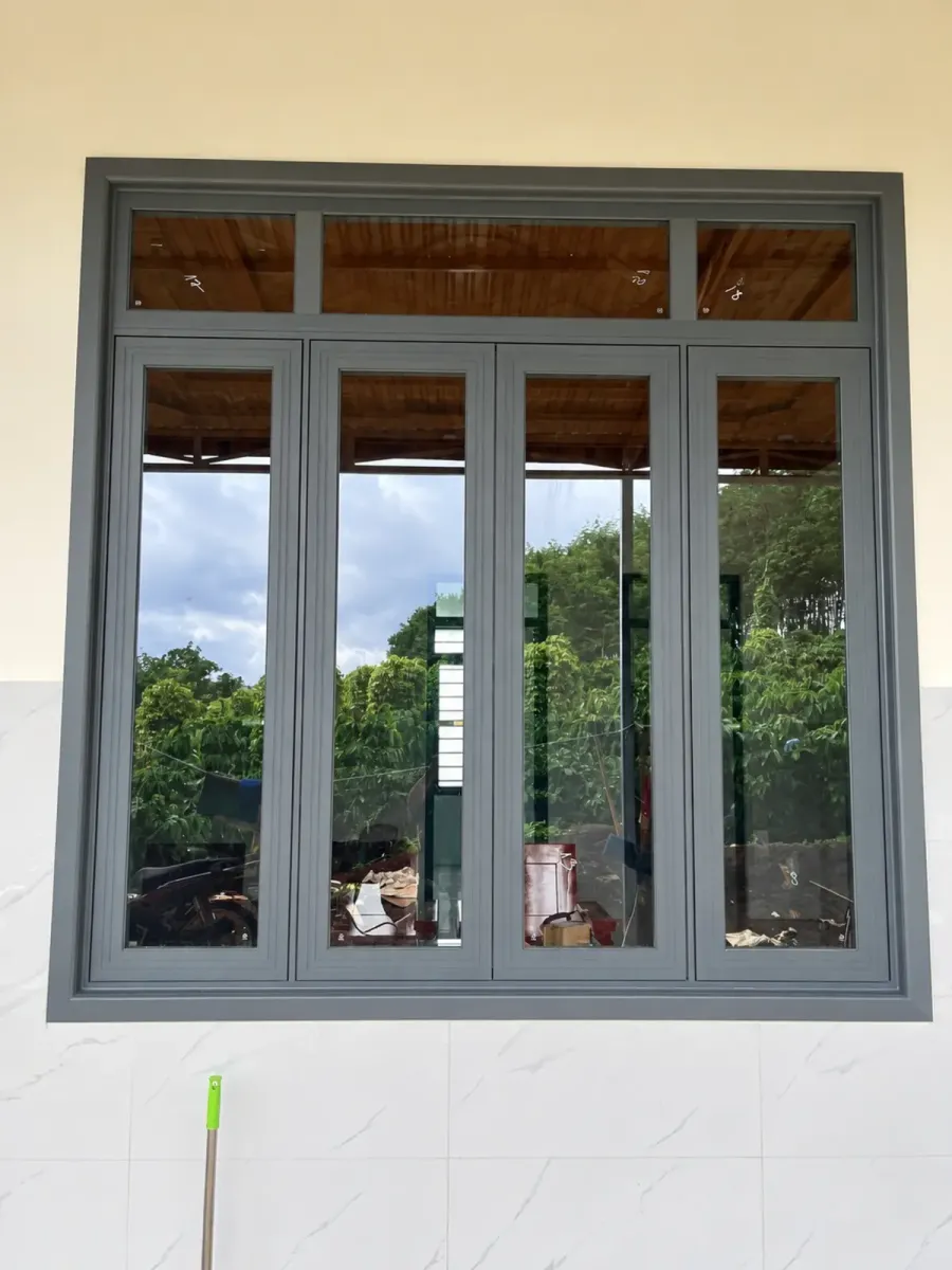 Cửa sổ Xingfa 4 cánh mở quay Thủ Đức Cửa sổ nhôm Xingfa 4 cánh mở quay màu ghi xám tại nhà ở Thủ Đức