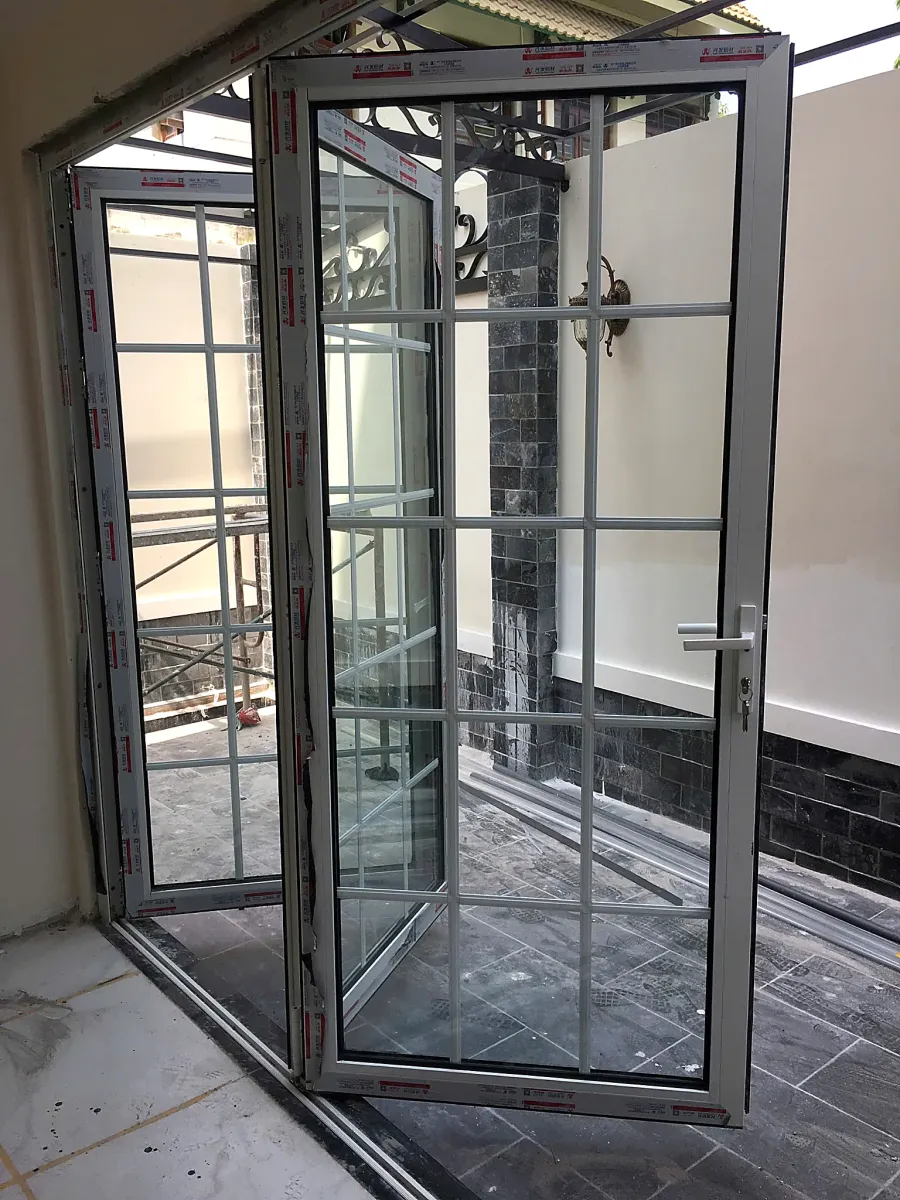 Cửa đi mở quay nhôm Xingfa Thủ Đức hoàn thiện tại công trình Tam Bình Cửa đi mở quay nhôm Xingfa Thủ Đức hoàn thiện tại công trình Tam Bình