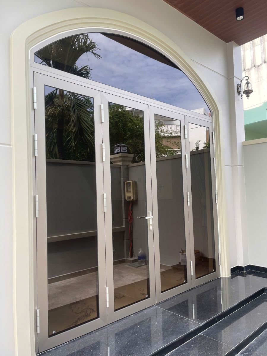 Cửa đi mở quay Nhôm Anodized Xingfa hoàn thiện Thủ Đức