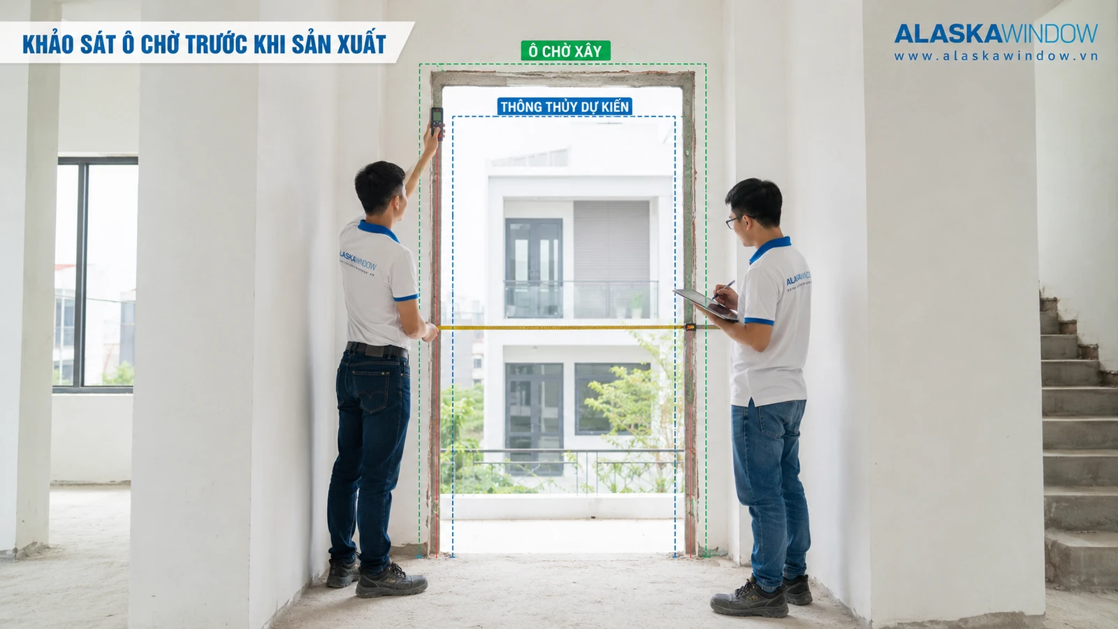 Kỹ thuật viên AlaskaWindow khảo sát đo ô chờ cửa nhôm Xingfa thực tế