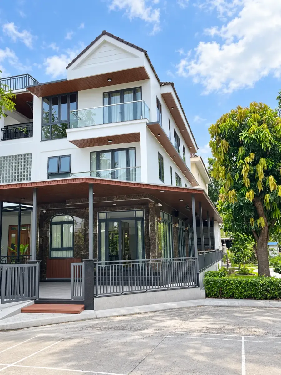 Tổng thể biệt thự anh Thành tại Jamona Tam Bình Thủ Đức với cửa nhôm màu xám và ban công kính