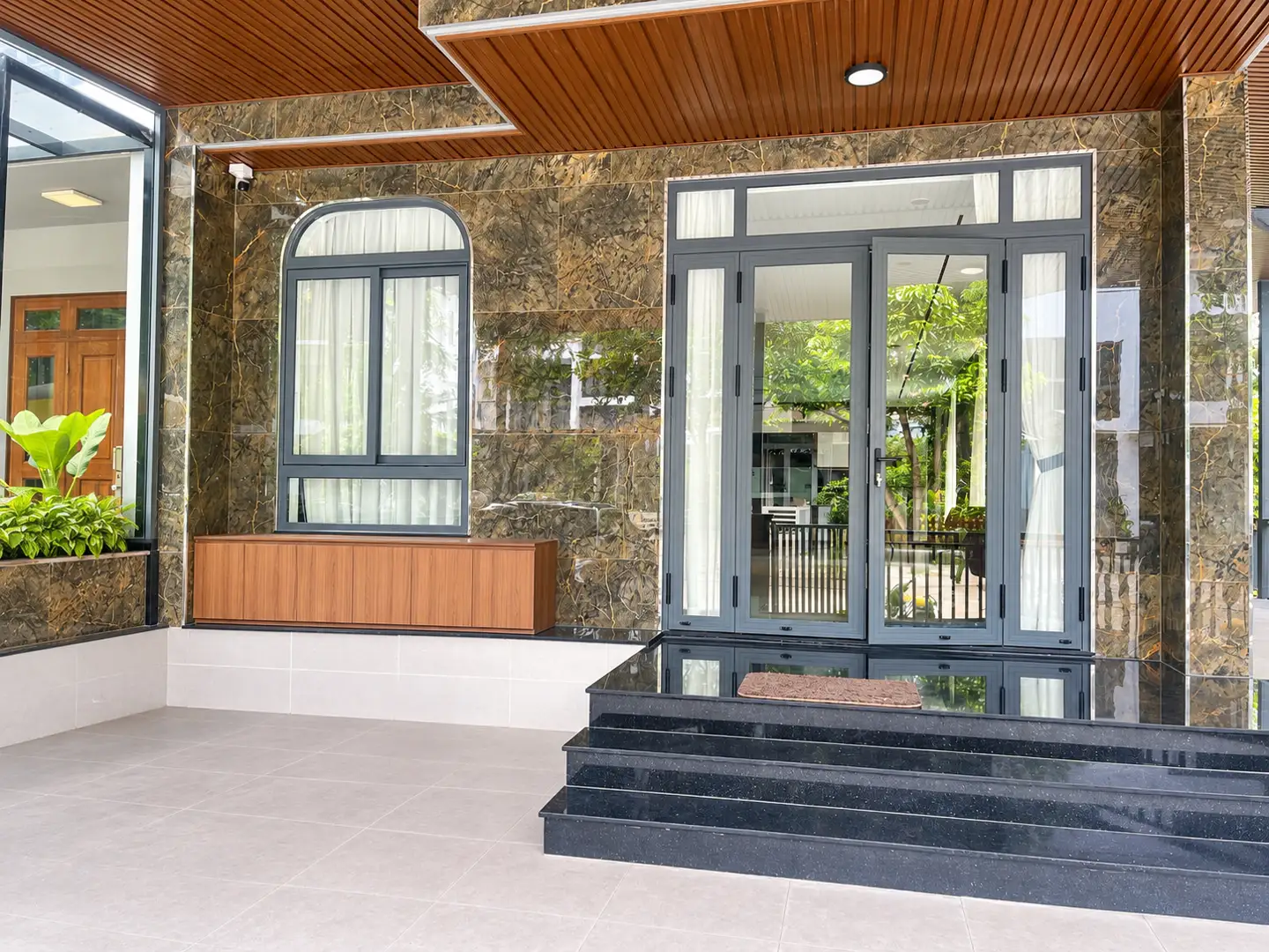 Bộ cửa chính nhôm Xingfa màu xám tại sảnh biệt thự anh Thành