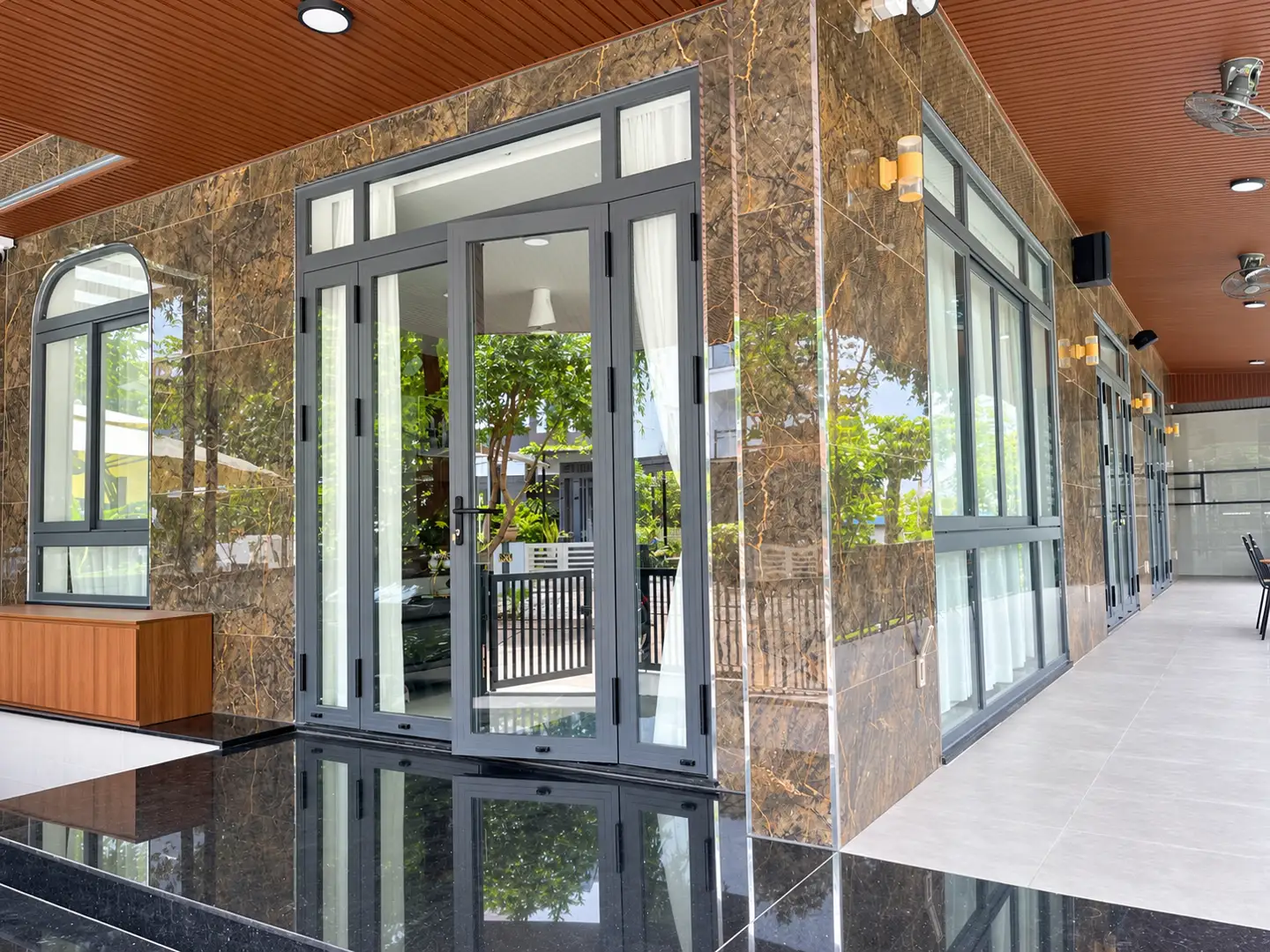 Góc mở cửa chính và hệ kính bên hông nhà anh Thành Jamona