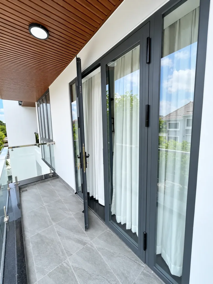 Cửa nhôm mở ra ban công kính tại biệt thự anh Thành ở Thủ Đức