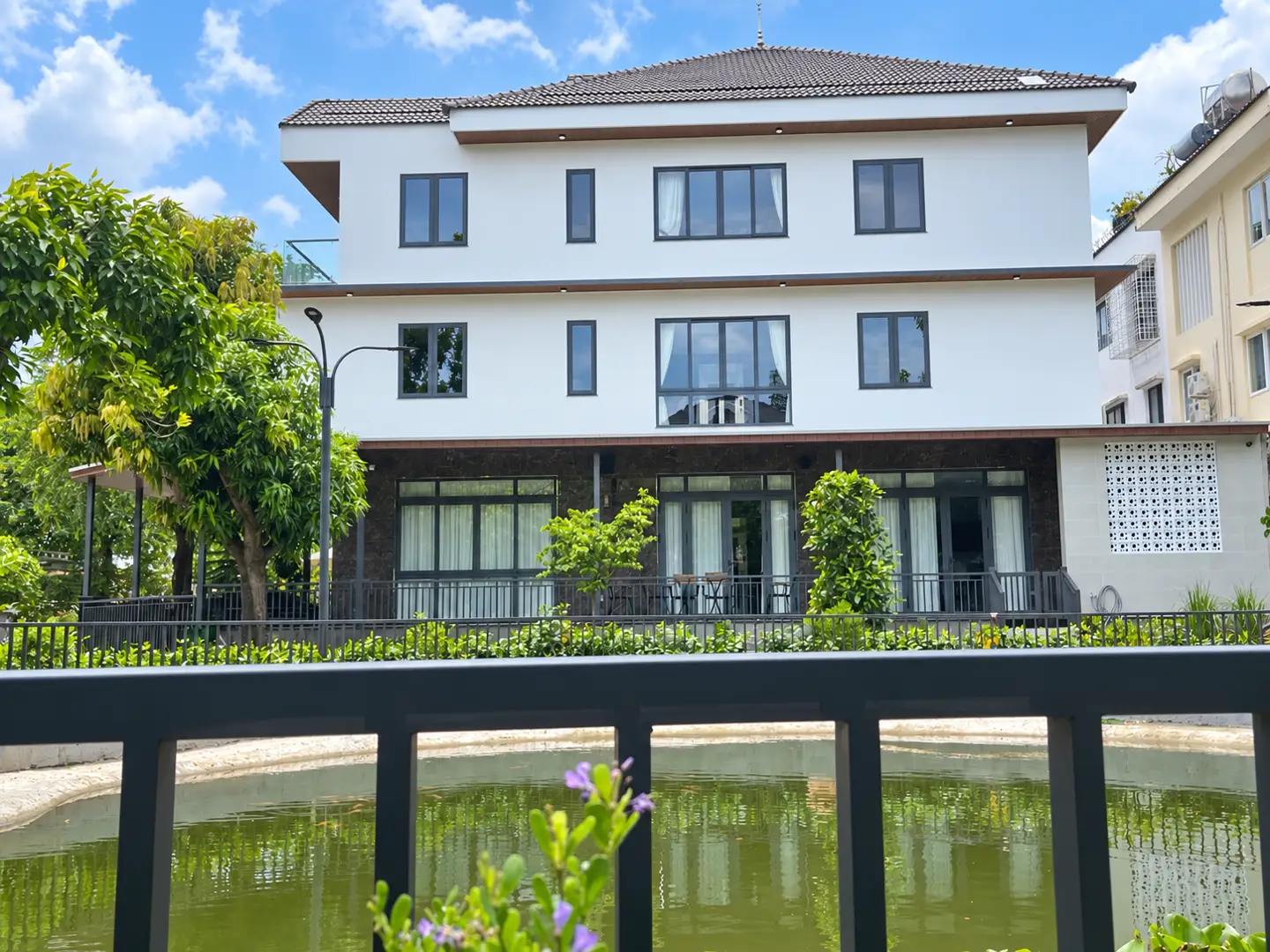 Mặt bên biệt thự Jamona nhà anh Thành với các ô cửa nhôm Xingfa bố trí theo tầng