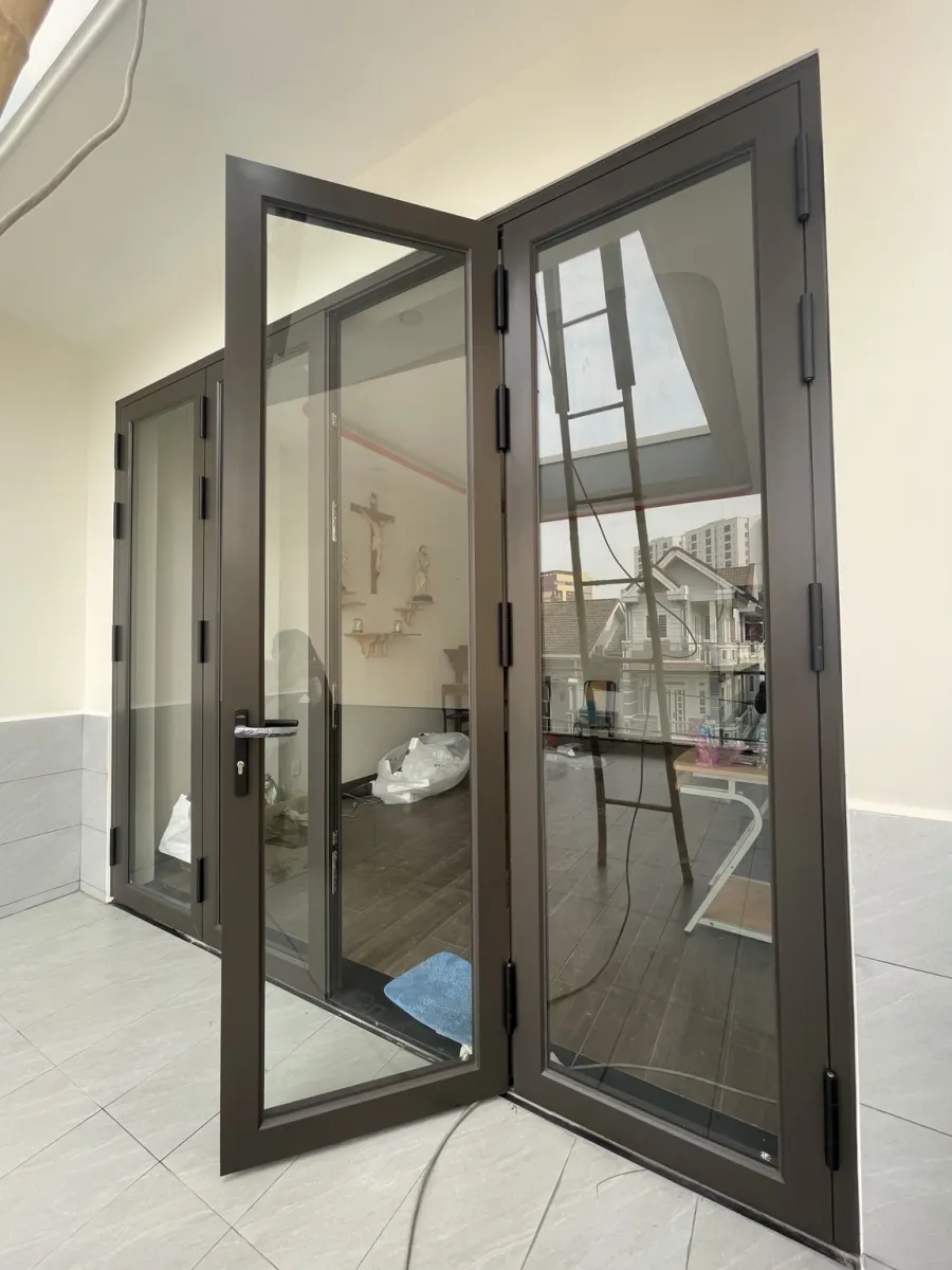Góc nghiêng cửa nhôm Deluxe Casa đang mở ra ban công tại Quận 9