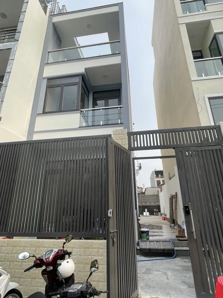 Mặt tiền nhà phố Quận 9 với hệ cửa nhôm Deluxe Casa do AlaskaWindow thi công