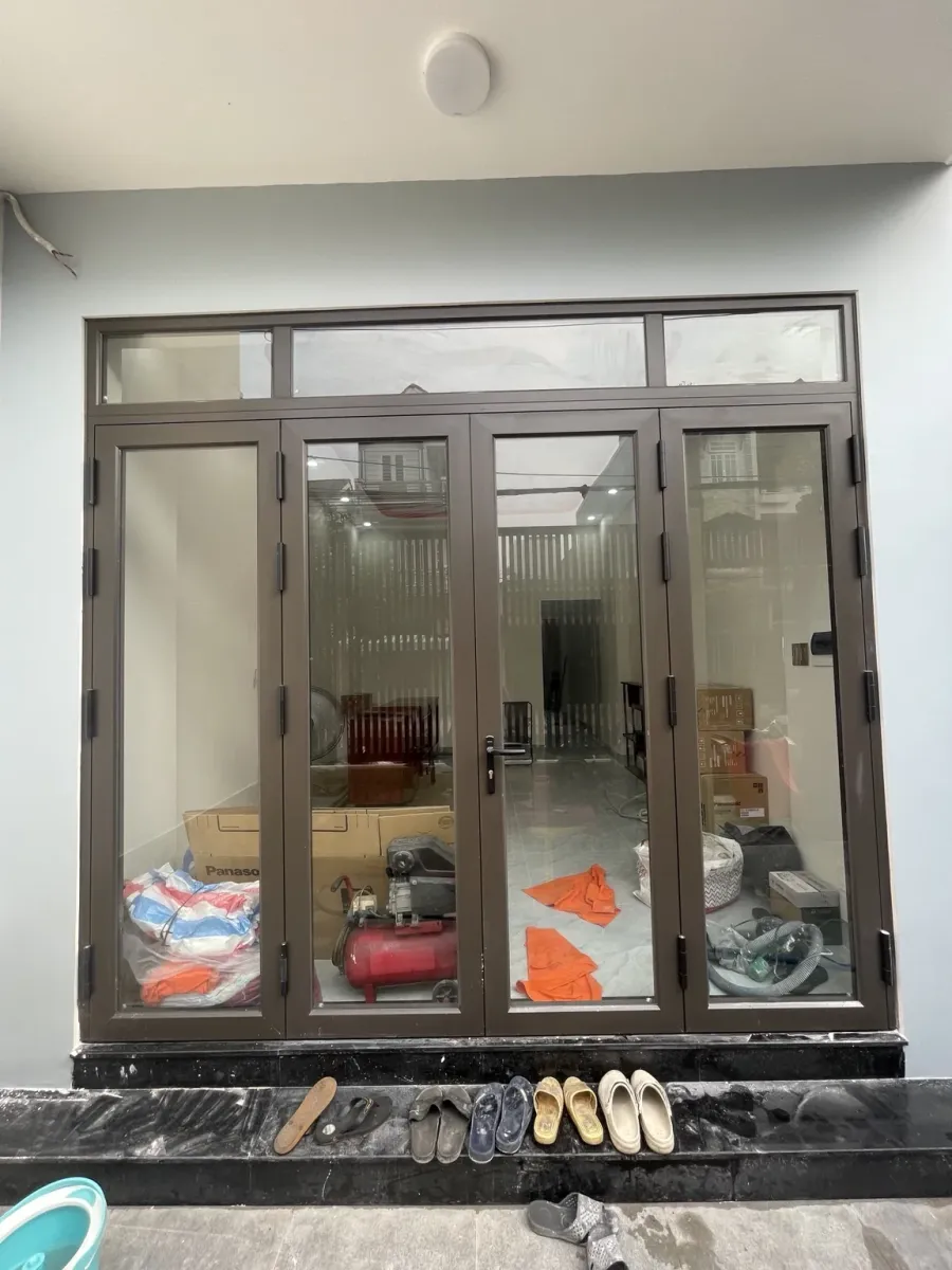 Cửa nhôm Deluxe Casa bốn cánh kính trong có ô kính cố định phía trên