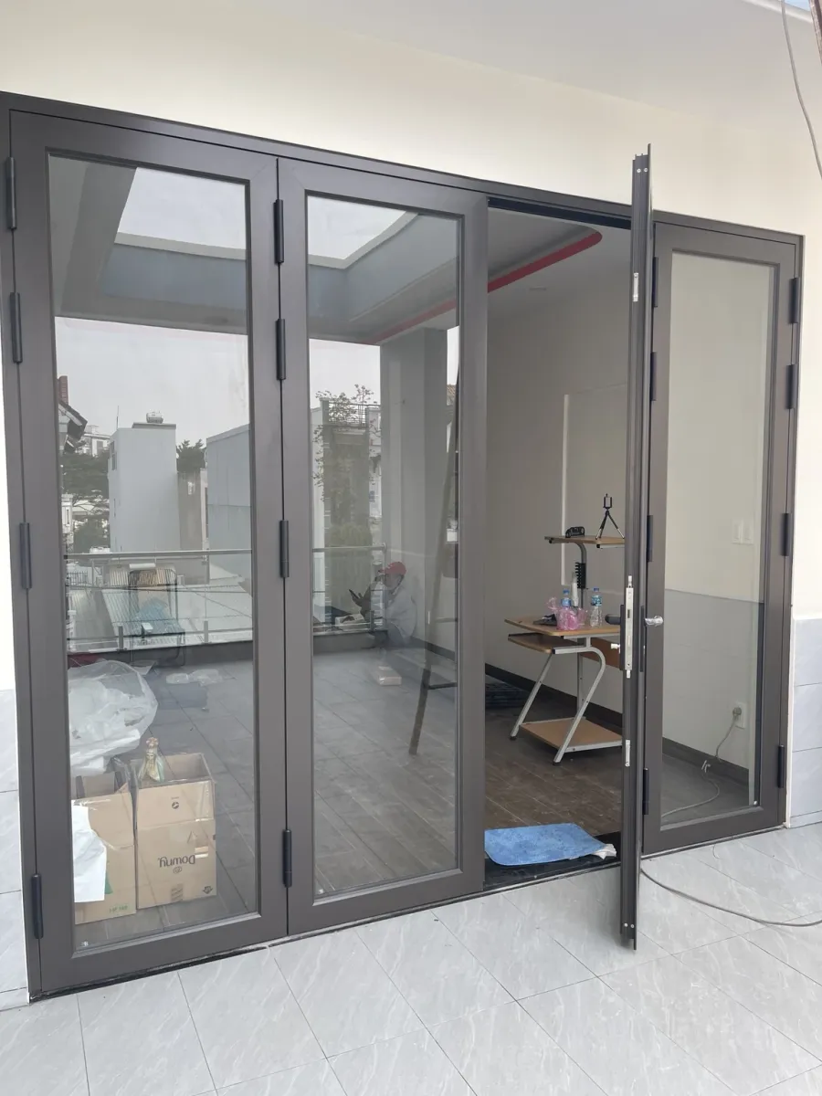 Bộ cửa nhôm kính nhiều cánh ở tầng trên với một cánh đang mở