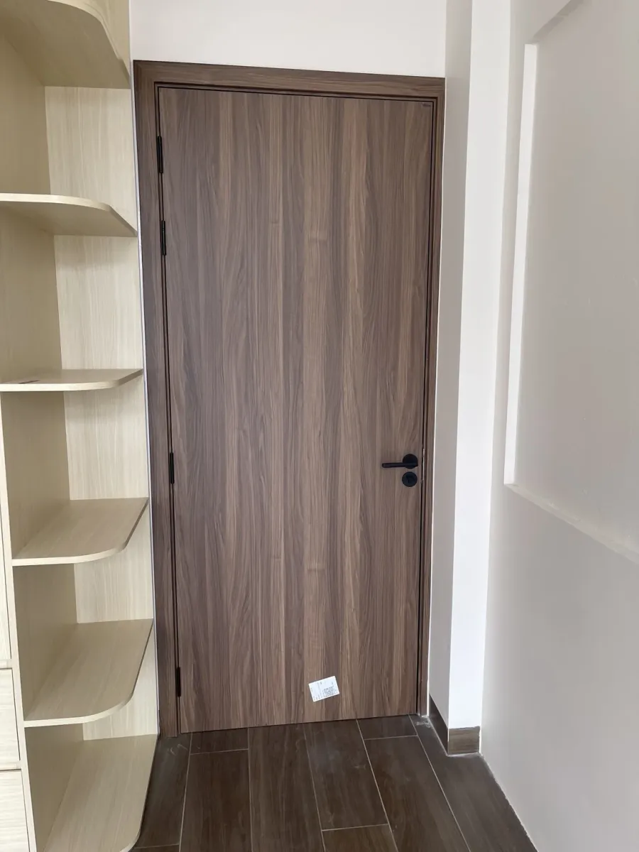 Cửa nội thất bề mặt vân gỗ đóng kín cạnh tủ gỗ sáng màu