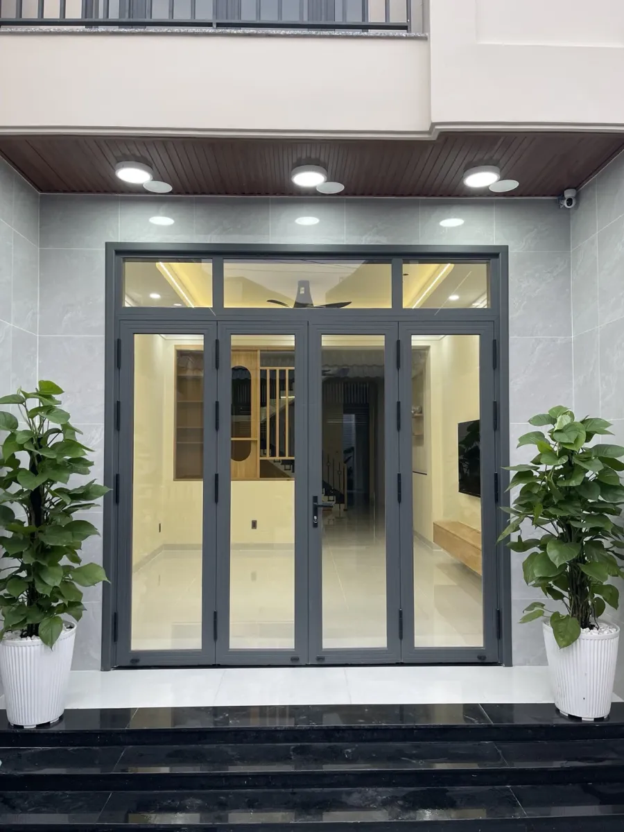Cửa chính nhôm Xingfa bốn cánh màu ghi xám tại công trình Dĩ An