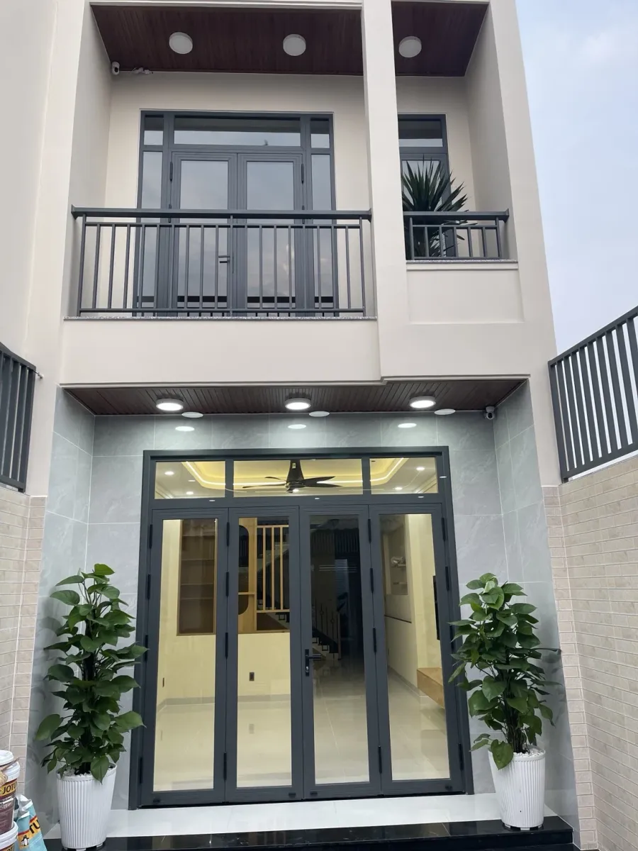Cửa chính và cửa ban công nhôm Xingfa màu ghi xám đồng bộ tại nhà phố Dĩ An