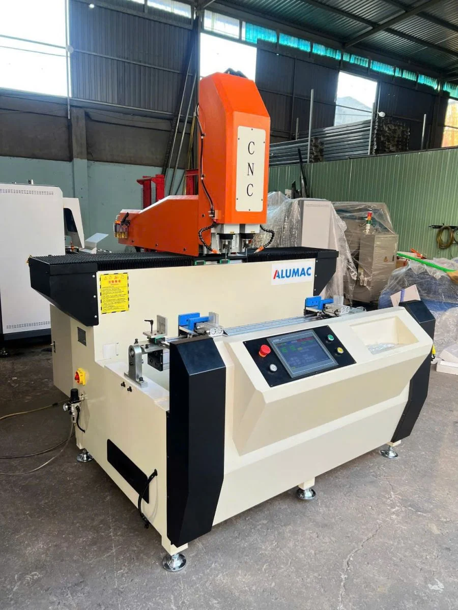 Máy gia công CNC màu cam và trắng trong khu vực xưởng AlaskaWindow