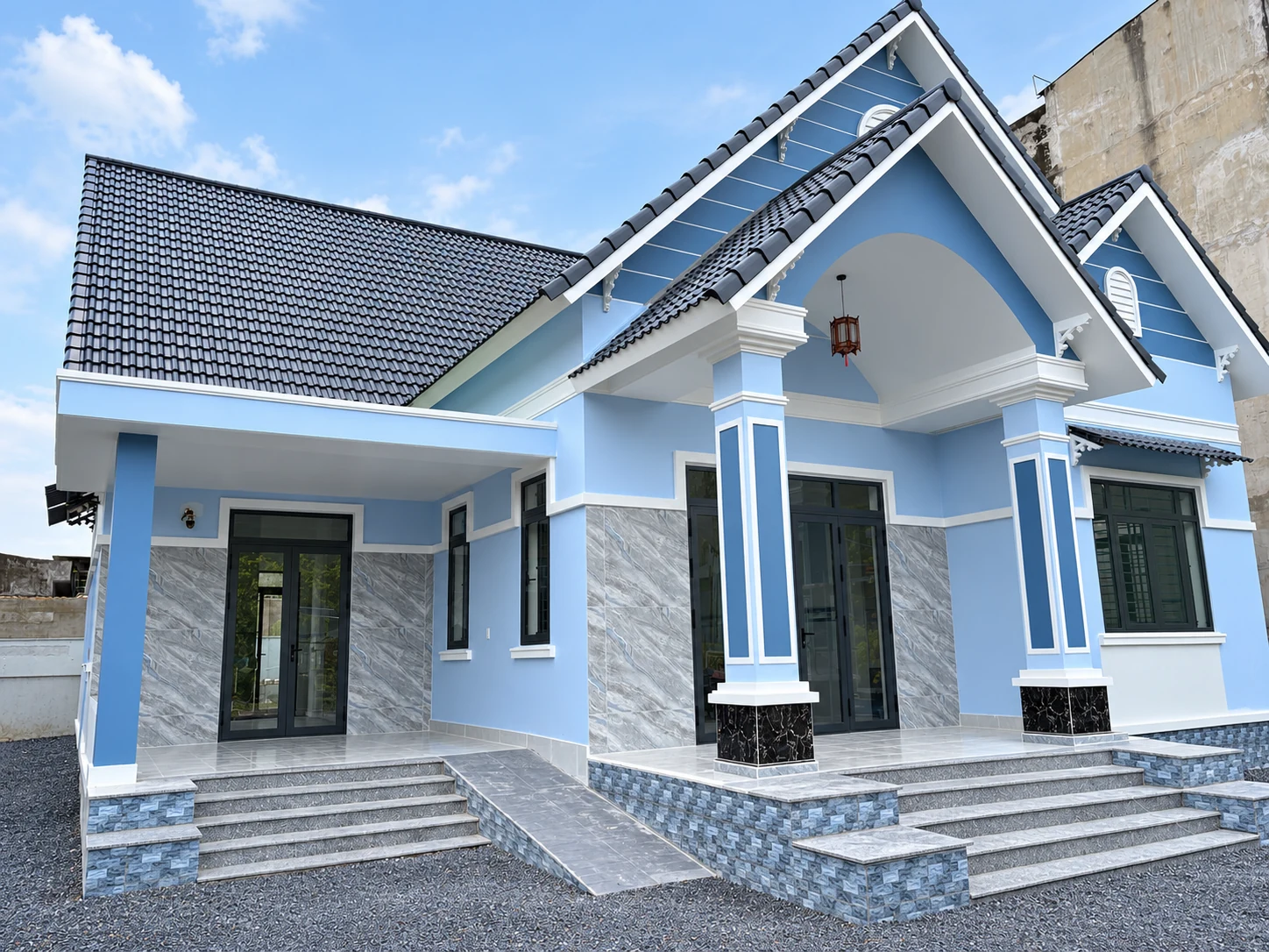 Tổng thể nhà chị Thu tại Linh Xuân với hệ cửa nhôm ghi xám.