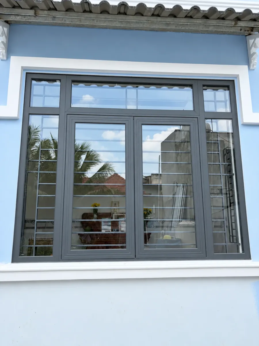 Cửa sổ mặt tiền có hai cánh giữa và các ô kính bên cạnh.