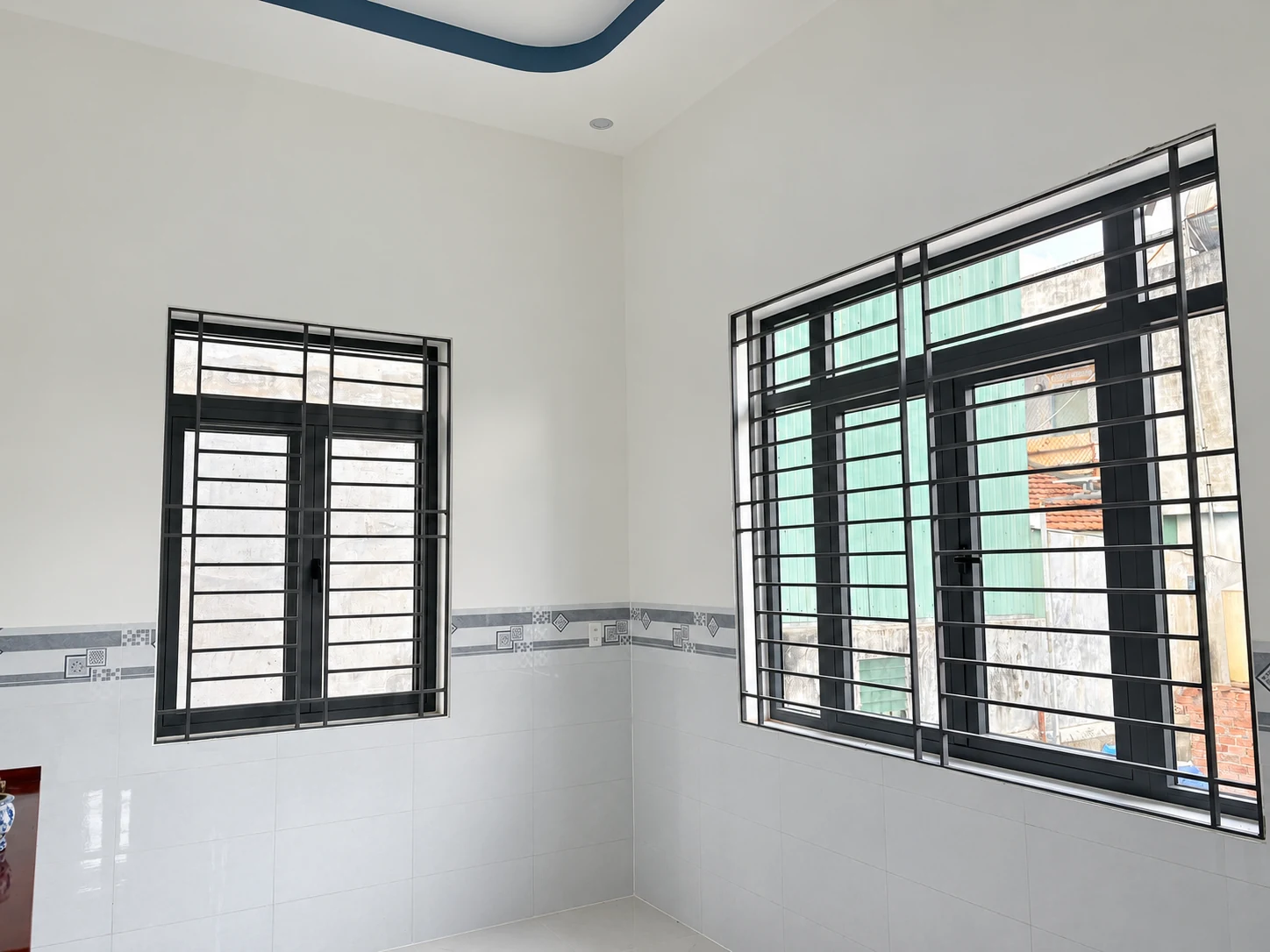 Góc nhìn từ trong nhà cho thấy cửa sổ trên hai mặt tường.