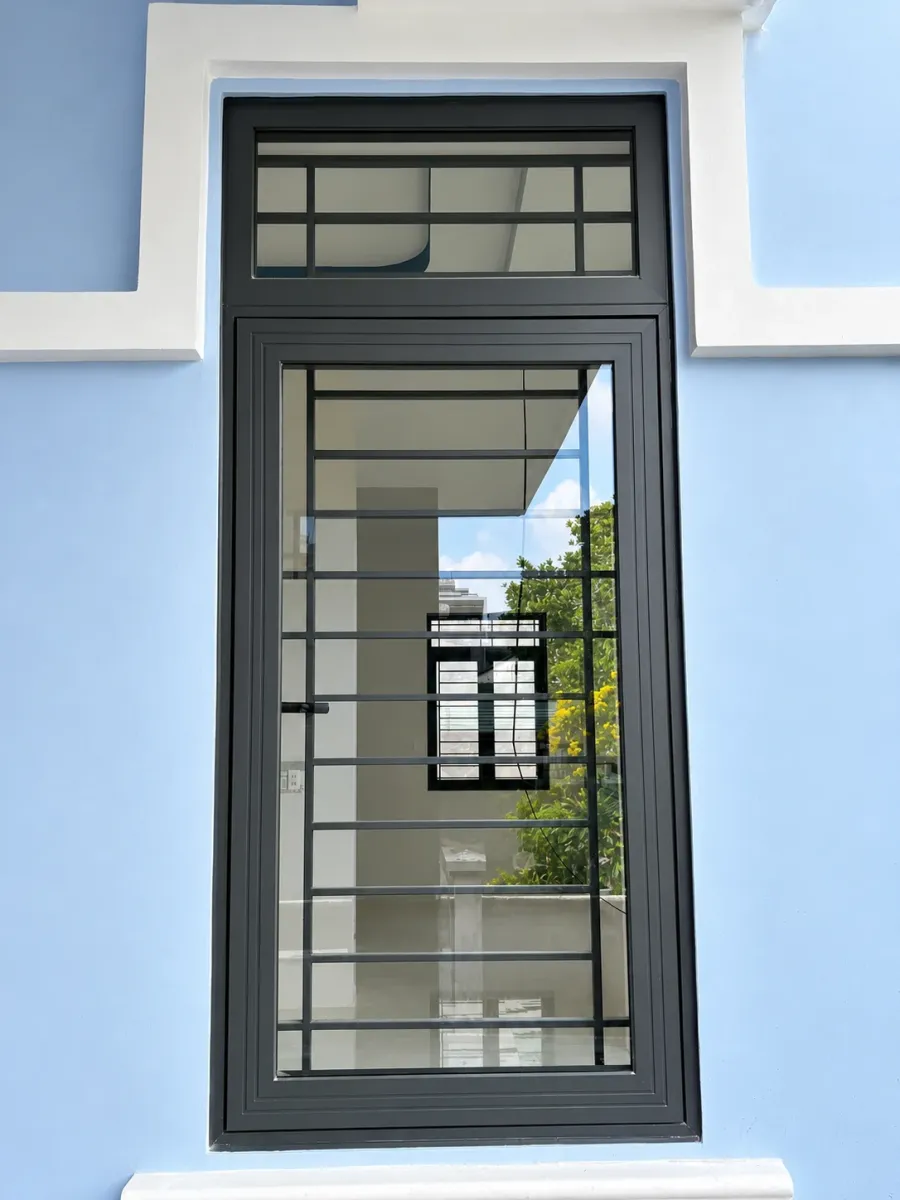 Ô cửa sổ đứng hẹp tại vị trí bên hông nhà.