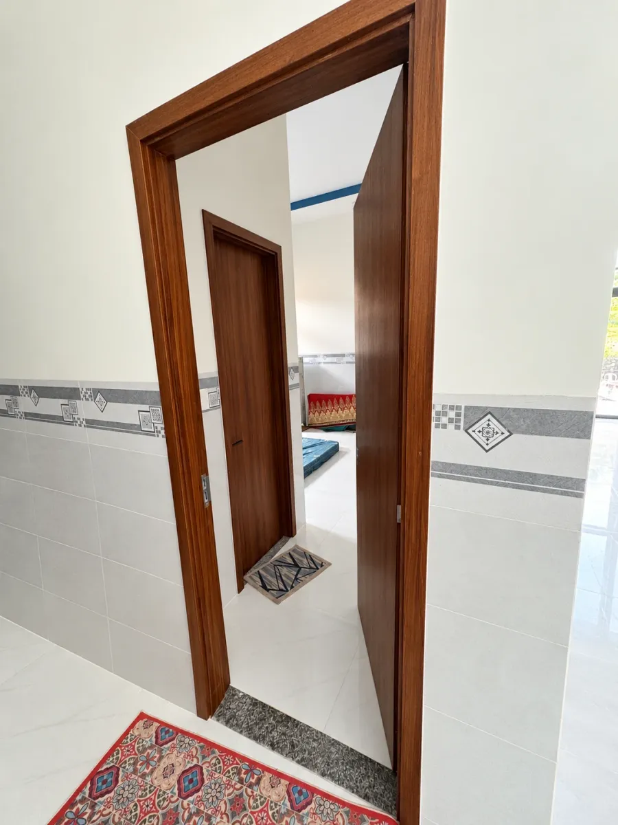 Cửa phòng ABS vân gỗ với khung bao đồng màu.