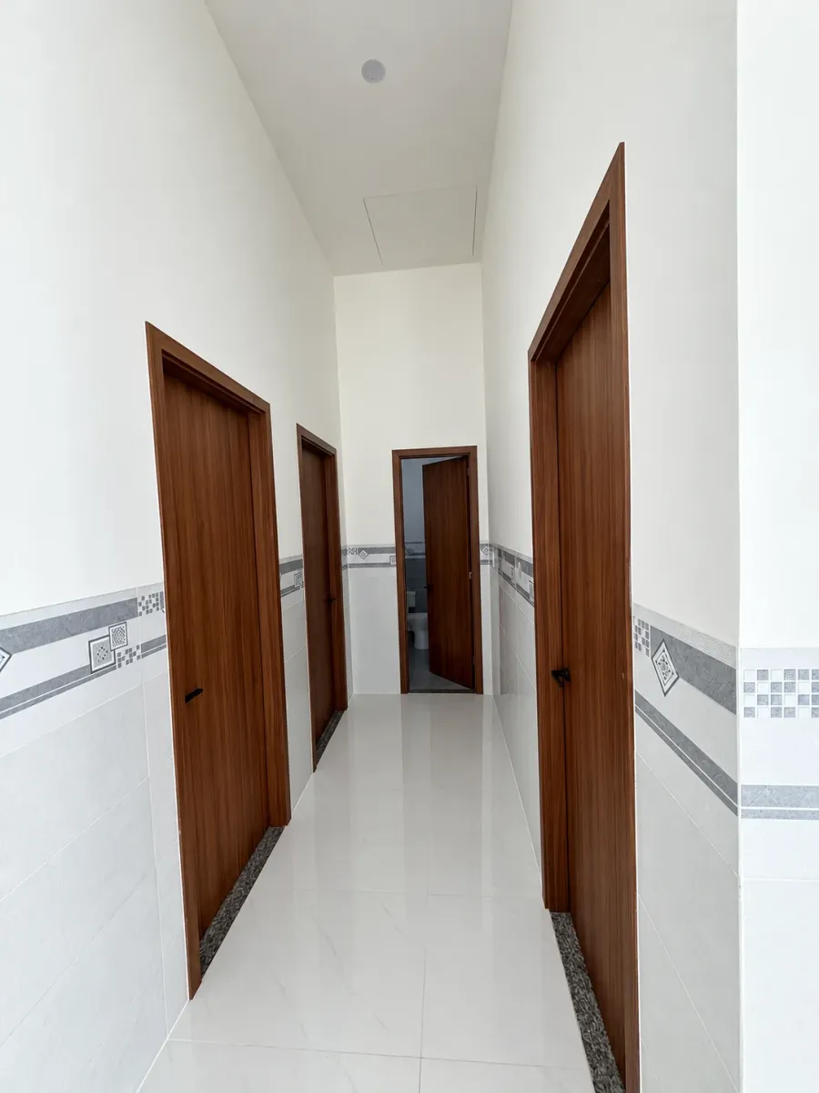Các cửa phòng ABS tạo sự thống nhất dọc hành lang.