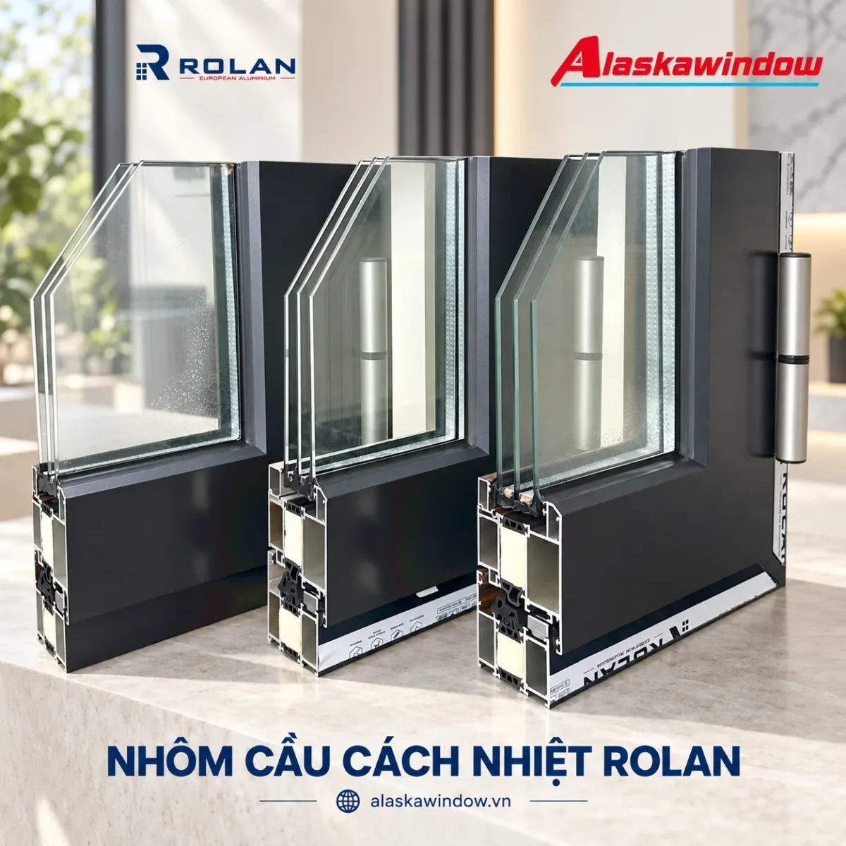 Ba mẫu góc nhôm kính Rolan trên nền showroom hiện đại có logo AlaskaWindow
