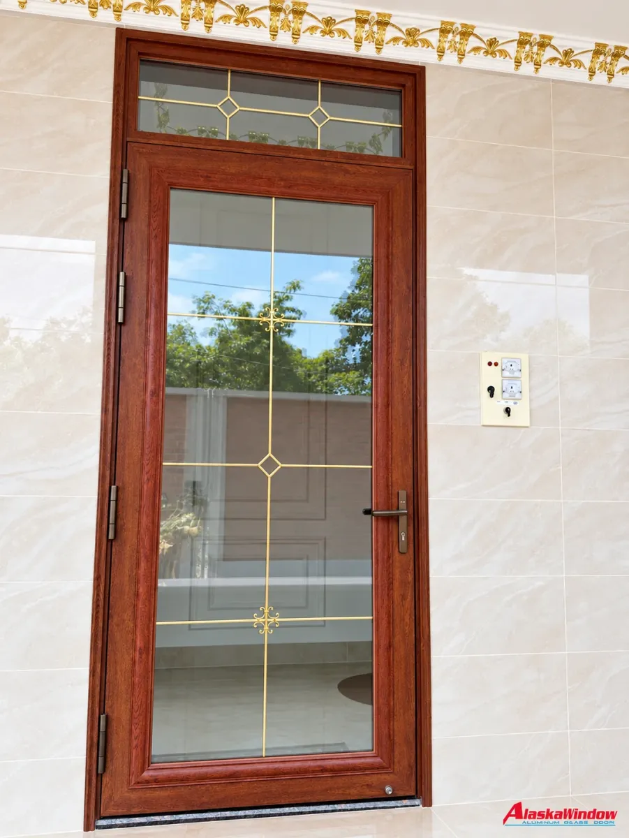 Cửa một cánh màu vân gỗ với kính trang trí và ô kính phía trên Cửa một cánh màu vân gỗ với kính trang trí và ô kính phía trên