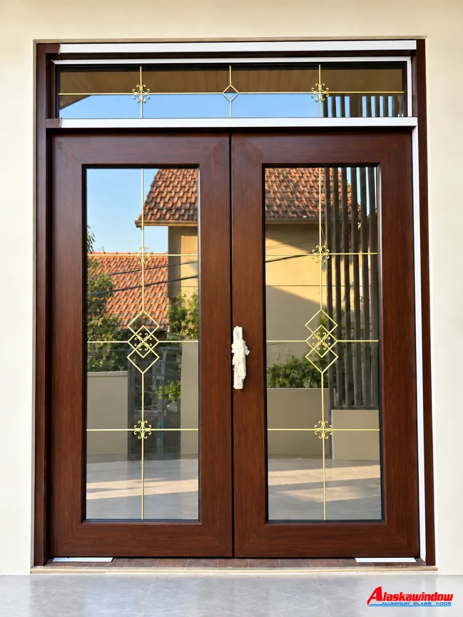 Bộ cửa màu nâu trầm kết hợp kính họa tiết và tay nắm màu sáng Bộ cửa màu nâu trầm kết hợp kính họa tiết và tay nắm màu sáng
