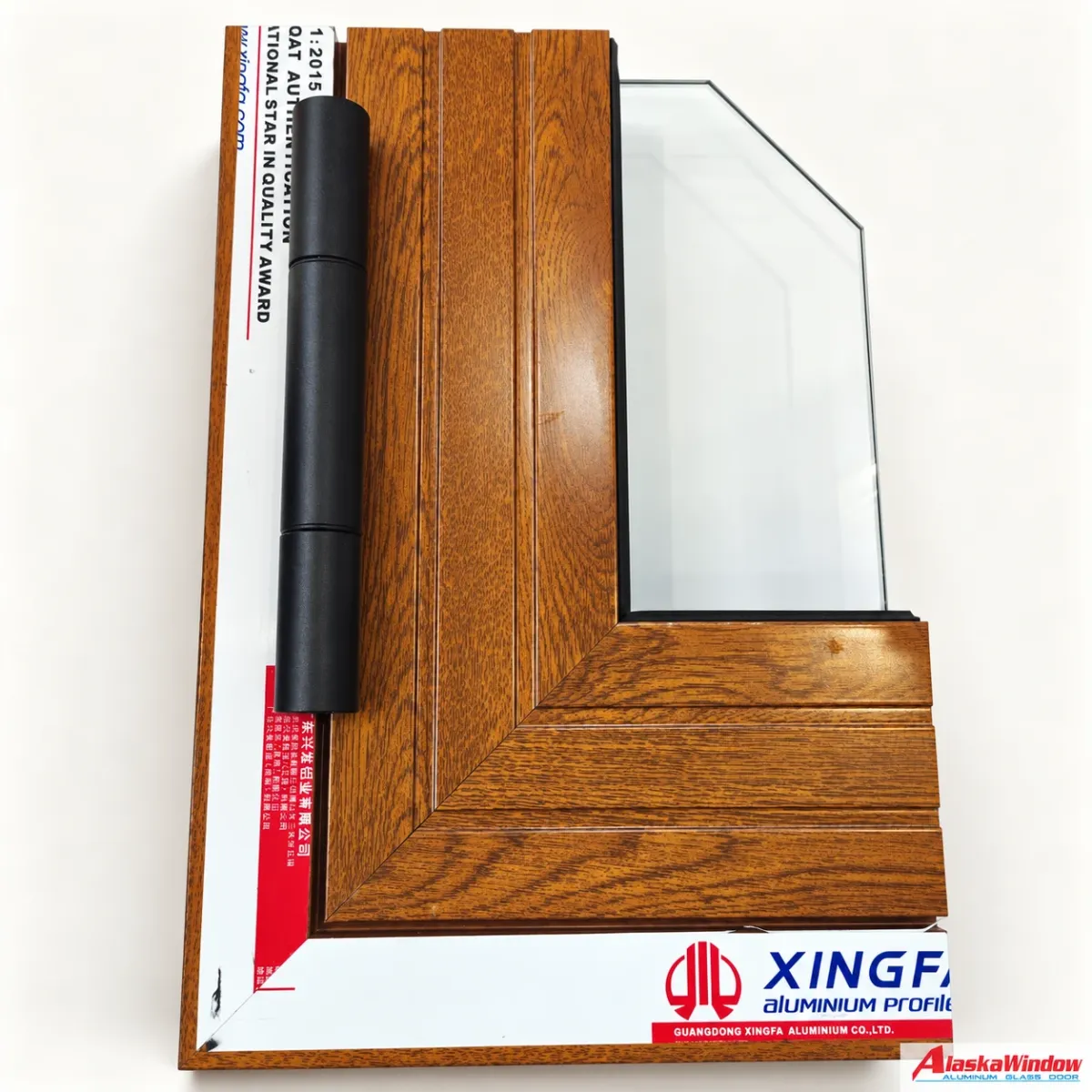 Mẫu góc cửa nhôm tông vàng nâu với đường vân gỗ rõ trên khung và cánh Mẫu góc cửa nhôm tông vàng nâu với đường vân gỗ rõ trên khung và cánh