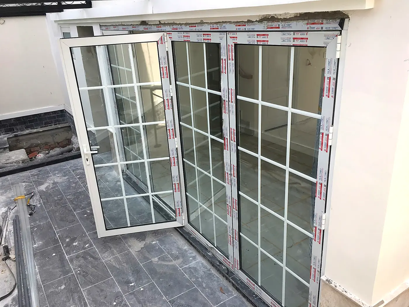 Cánh cửa nhôm mở quay ở trạng thái mở