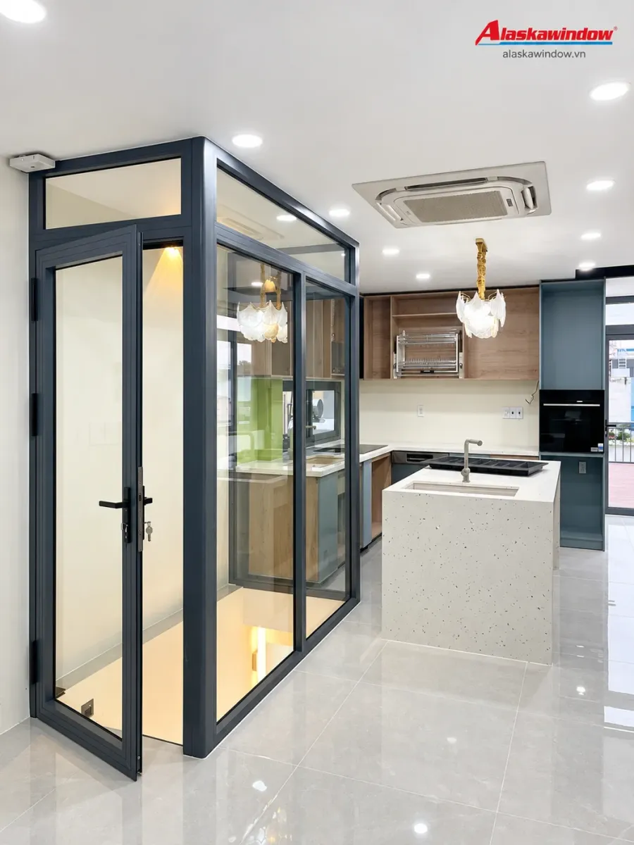 Khung cửa xám phối đá sáng và tủ gỗ trong nội thất; ảnh minh họa cách phối màu.