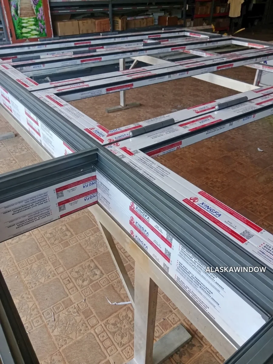 Khung cánh nhôm Xingfa đã ghép tại xưởng với bản lề trên thanh đứng