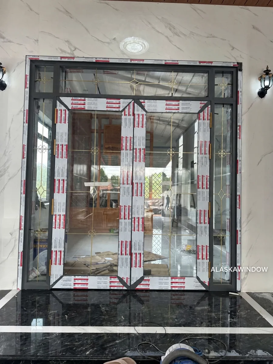 Cửa nhôm Xingfa hệ 100 hai cánh, kính hộp nan đồng, ô kính hai bên và phía trên