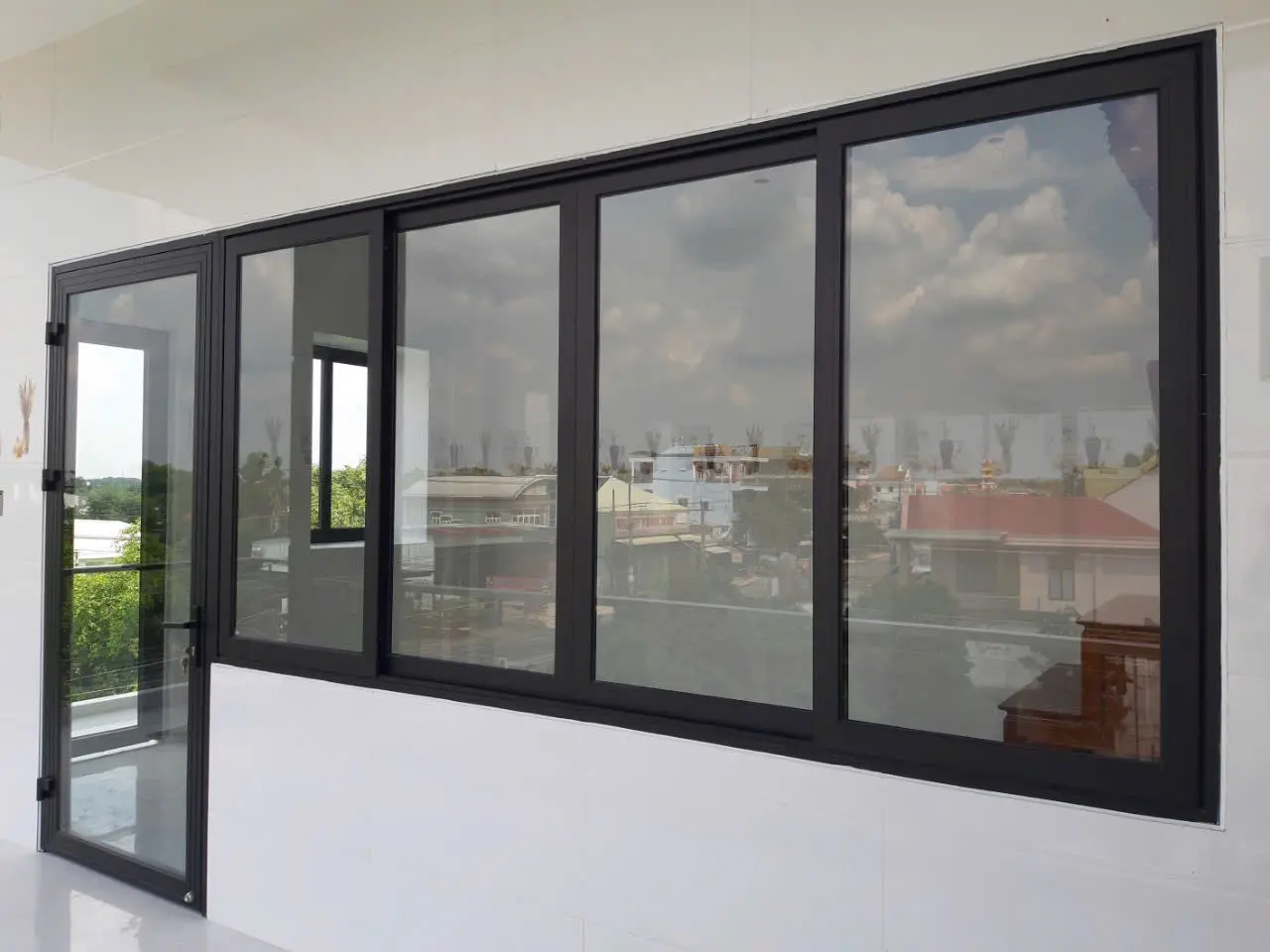 Bộ cửa nhôm kính nhiều cánh do AlaskaWindow thi công