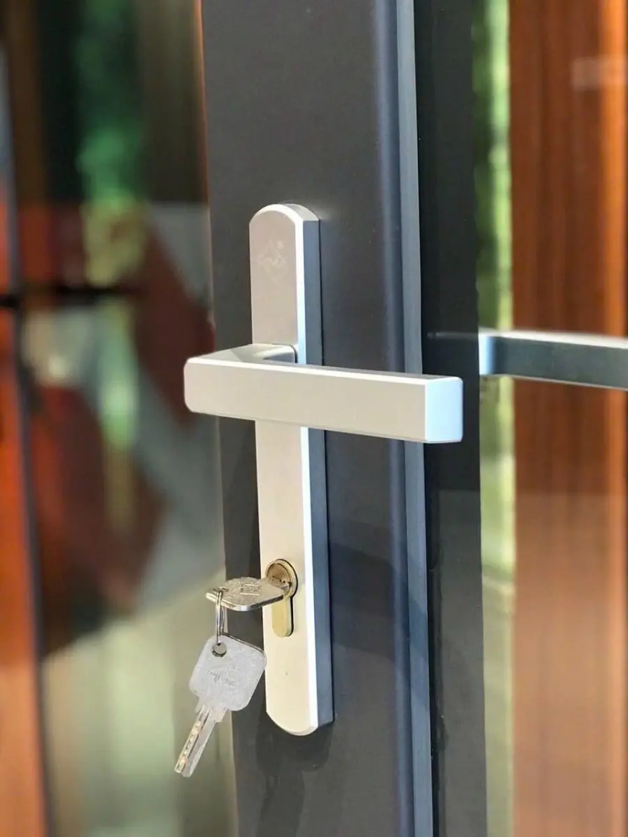 Chi tiết tay nắm và khóa cửa nhôm AlaskaWindow